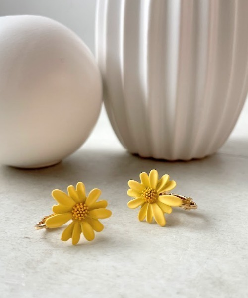 Three Four Time(スリーフォータイム)の「カラーフラワーイヤリング(イヤリング・レディース・ピンク/ホワイト/グリーン/イエロー・FREE)」の3枚目の写真