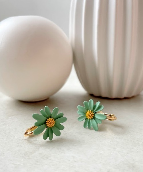 Three Four Time(スリーフォータイム)の「カラーフラワーイヤリング(イヤリング・レディース・ピンク/ホワイト/グリーン/イエロー・FREE)」の2枚目の写真