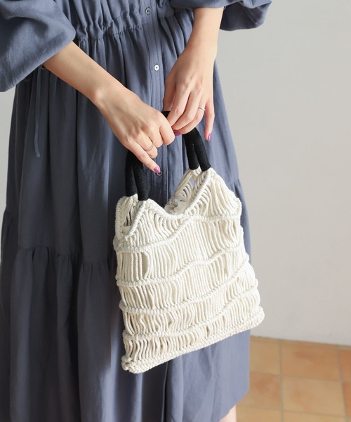URBAN RESEARCH DOORS（アーバンリサーチドアーズ）の「マクラメ巾着バッグ（ハンドバッグ・レディース・ブラック/ホワイト系その他・ONE）」の3枚目の写真