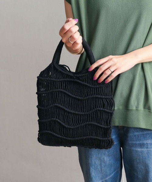 URBAN RESEARCH DOORS（アーバンリサーチドアーズ）の「マクラメ巾着バッグ（ハンドバッグ・レディース・ブラック/ホワイト系その他・ONE）」の4枚目の写真