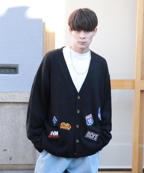 SPINNS(スピンズ)の「【ゆったりシルエット】ワッペンニットカーディガン(カーディガン/ボレロ・メンズ・ブラック/グレー/サックスブルー/イエロー・ONESIZE)」の2枚目の写真