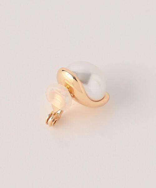 BEAUTY&YOUTH UNITED ARROWS(ビューティーアンドユースユナイテッドアローズ)の「ビッグ フェイクパール イヤリング(イヤリング・レディース・ゴールド・FREE)」の3枚目の写真