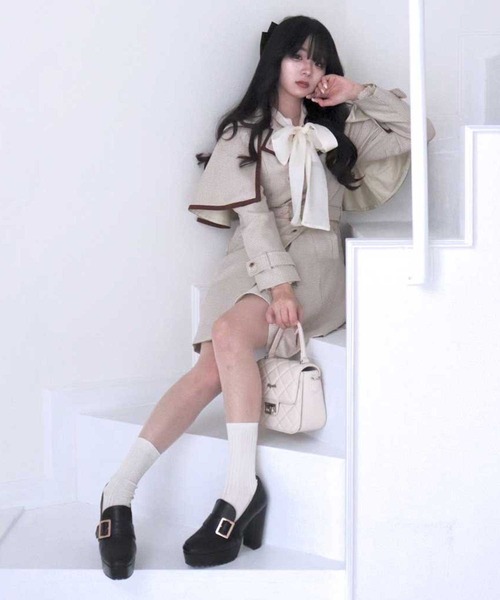 TITTY&CO.(ティティーアンドコー)の「【TITTY&CO.】ケープ付きトレンチコート(トレンチコート・レディース・ブラック系その他/ブラウン系その他・FREE)」の3枚目の写真