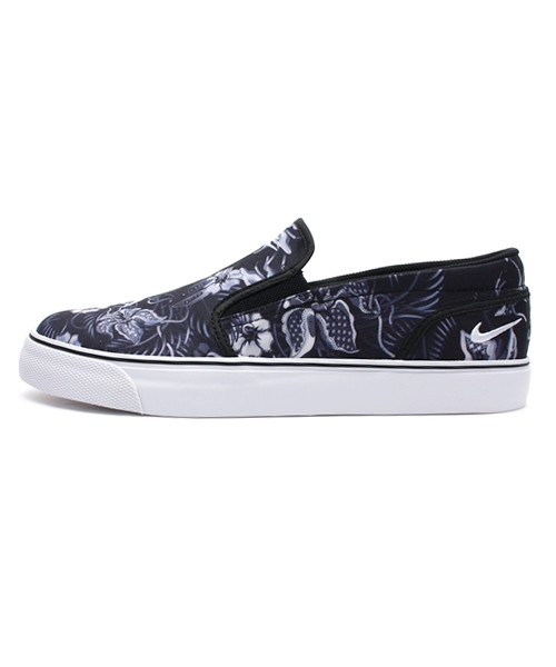 NIKE SPORTSWEAR(ナイキスポーツウェアー)の「ユニセックス ナイキ トキ スリッポン プリント NIKE TOKI SLIP TXT PRINT 724761(スニーカー・レディース・ブラック/マルチ/オレンジ・26.5cm/28cm/24cm/27cm/24.5cm/27.5cm/28.5cm)」の2枚目の写真