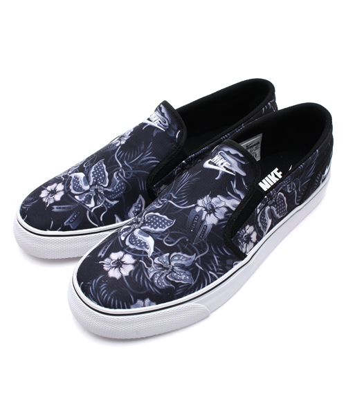NIKE SPORTSWEAR(ナイキスポーツウェアー)の「ユニセックス ナイキ トキ スリッポン プリント NIKE TOKI SLIP TXT PRINT 724761(スニーカー・レディース・ブラック/マルチ/オレンジ・26.5cm/28cm/24cm/27cm/24.5cm/27.5cm/28.5cm)」の4枚目の写真