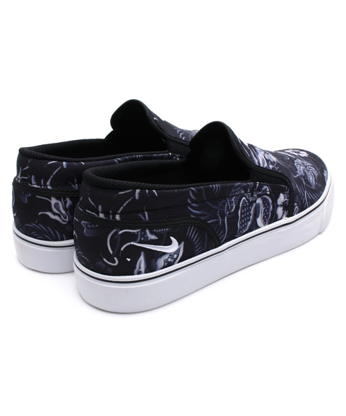NIKE SPORTSWEAR(ナイキスポーツウェアー)の「ユニセックス ナイキ トキ スリッポン プリント NIKE TOKI SLIP TXT PRINT 724761(スニーカー・レディース・ブラック/マルチ/オレンジ・26.5cm/28cm/24cm/27cm/24.5cm/27.5cm/28.5cm)」の6枚目の写真