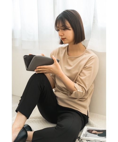 DEVICE（デバイス）の「【本革でたくさん入る】ラウンドファスナー レザー通帳ケース（パスポートケース・レディース・グレー/グレイッシュベージュ/ブラウン系その他/ブルー系その他・FREE）」の17枚目の写真