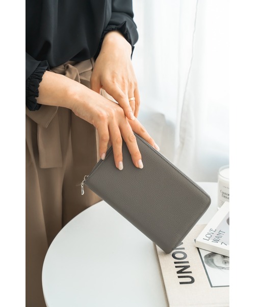 DEVICE（デバイス）の「【本革でたくさん入る】ラウンドファスナー レザー通帳ケース（パスポートケース・レディース・グレー/グレイッシュベージュ/ブラウン系その他/ブルー系その他・FREE）」の19枚目の写真