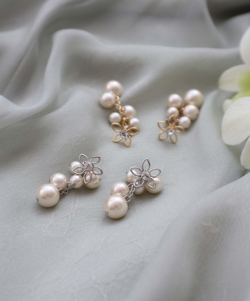 Dorry Doll(ドリードール)の「フラワーモチーフパールピアス(ピアス(両耳用)・レディース・ゴールド/シルバー・FREE)」の1枚目の写真