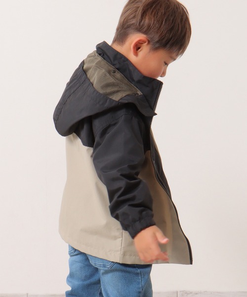 ikka(イッカ)の「フード脱着裏メッシュマウンテンパーカー(120~160cm)(マウンテンパーカー・キッズ・ブルー/ブラック・150/140/160/130/120)」の4枚目の写真