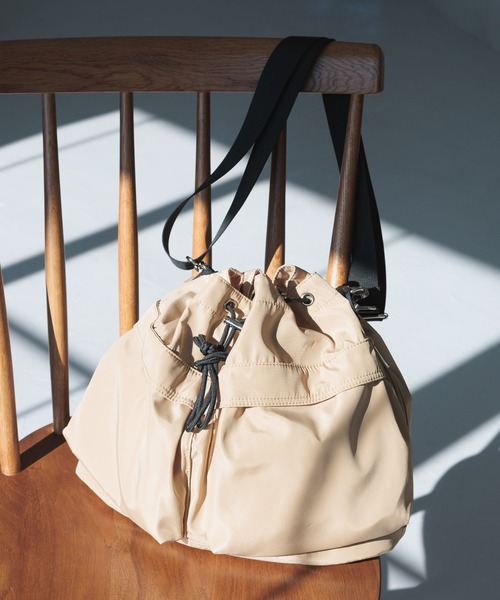 GLOBAL WORK（グローバルワーク）の「撥水軽量2WAYBAG/991802（ショルダーバッグ・レディース・ブラック/ベージュ/カーキ・FREE）」の2枚目の写真