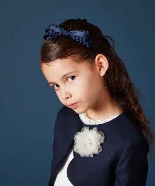 a.v.v（アーヴェヴェ）の「[KIDS]フリルリボンカチューシャ（カチューシャ・キッズ・ブラック/アイボリー/ネイビー・120）」の3枚目の写真