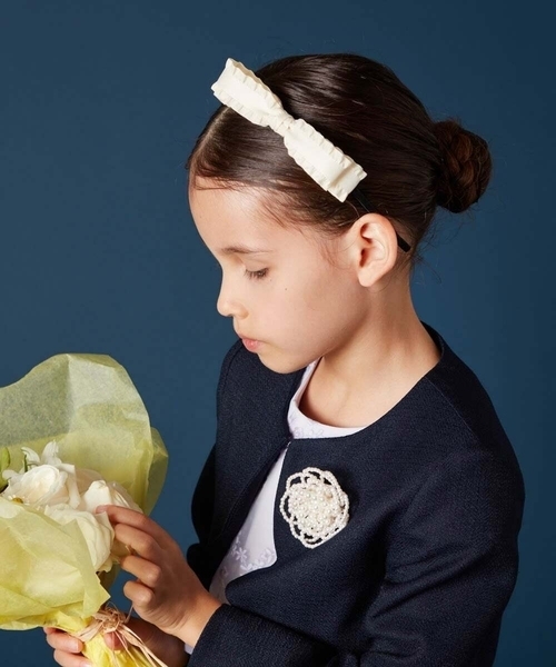 a.v.v（アーヴェヴェ）の「[KIDS]フリルリボンカチューシャ（カチューシャ・キッズ・ブラック/アイボリー/ネイビー・120）」の2枚目の写真