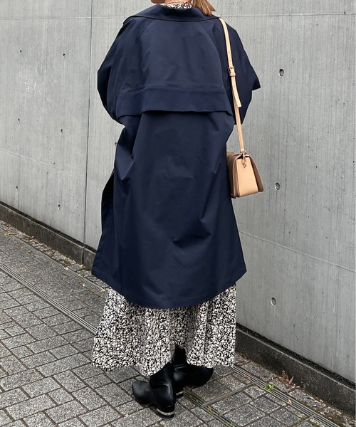 un dix cors（アンディコール）の「エステルニット切替コート（トレンチコート・レディース・ネイビー/グレイッシュベージュ・FREE）」の6枚目の写真