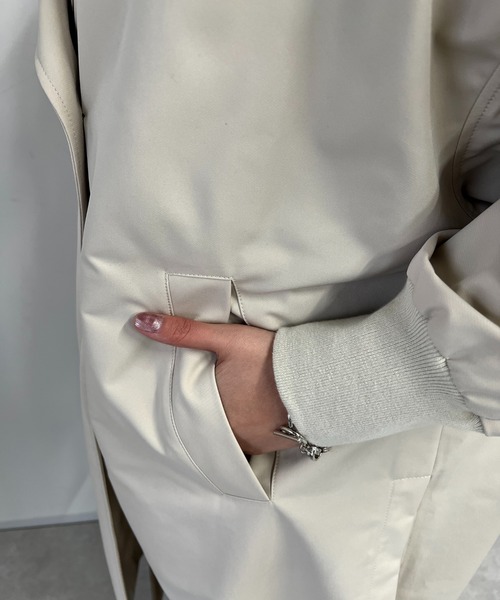 un dix cors（アンディコール）の「エステルニット切替コート（トレンチコート・レディース・ネイビー/グレイッシュベージュ・FREE）」の20枚目の写真