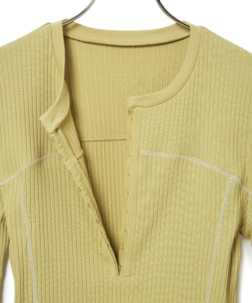 ADAM ET ROPE'(アダムエロペ)の「【WEB限定】フレアスリーブフロントホックロンT(Tシャツ/カットソー・レディース・ブラック/オフホワイト/オリーブ・FREE)」の20枚目の写真