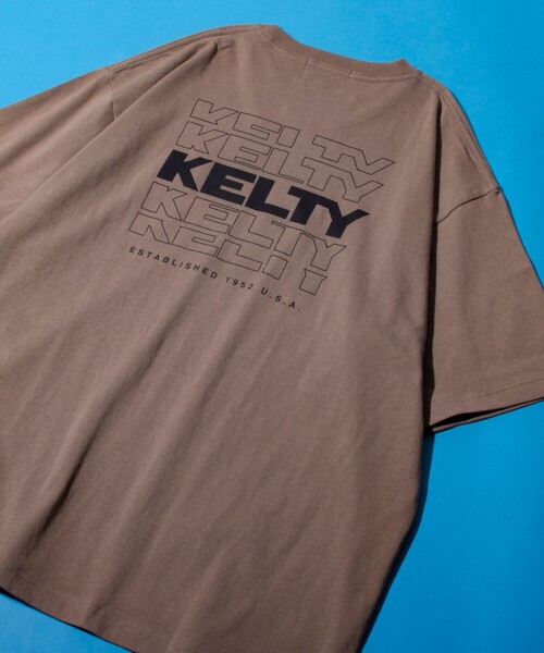 KELTY(ケルティ)の「【限定展開】【KELTY×GLOSTER】別注 バックタイポロゴプリントTシャツ ワンポイントワッペン(Tシャツ/カットソー・メンズ・ホワイト/アッシュグレー/ブラック/グレイッシュベージュ・S/M/L)」の2枚目の写真