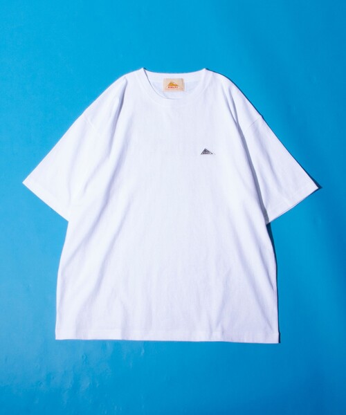 KELTY(ケルティ)の「【限定展開】【KELTY×GLOSTER】別注 バックタイポロゴプリントTシャツ ワンポイントワッペン(Tシャツ/カットソー・メンズ・ホワイト/アッシュグレー/ブラック/グレイッシュベージュ・S/M/L)」の6枚目の写真