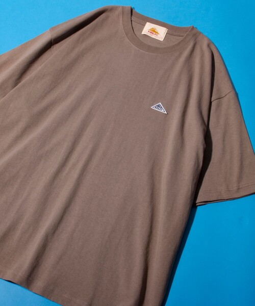 KELTY(ケルティ)の「【限定展開】【KELTY×GLOSTER】別注 バックタイポロゴプリントTシャツ ワンポイントワッペン(Tシャツ/カットソー・メンズ・ホワイト/アッシュグレー/ブラック/グレイッシュベージュ・S/M/L)」の8枚目の写真