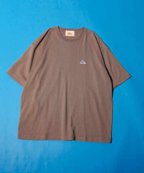 KELTY(ケルティ)の「【限定展開】【KELTY×GLOSTER】別注 バックタイポロゴプリントTシャツ ワンポイントワッペン(Tシャツ/カットソー・メンズ・ホワイト/アッシュグレー/ブラック/グレイッシュベージュ・S/M/L)」の9枚目の写真