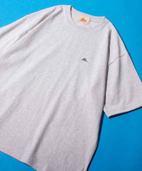 KELTY(ケルティ)の「【限定展開】【KELTY×GLOSTER】別注 バックタイポロゴプリントTシャツ ワンポイントワッペン(Tシャツ/カットソー・メンズ・ホワイト/アッシュグレー/ブラック/グレイッシュベージュ・S/M/L)」の14枚目の写真
