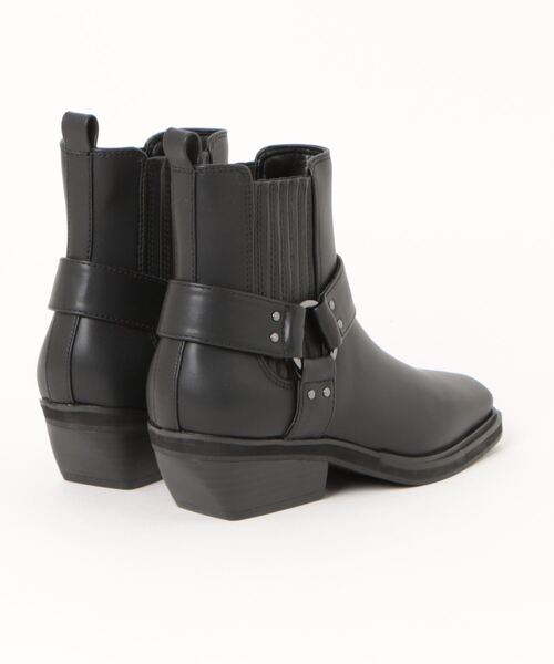 BENETTON (UNITED COLORS OF BENETTON)（ベネトンユナイテッドカラーズオブベネトン）の「メタルパーツベルトショートブーツ（ブーツ・レディース・ブラック・38/37/36/39）」の2枚目の写真