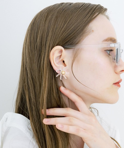 SMELLY(スメリー)の「クリアフラワーイヤリング(イヤリング)」 - WEAR SMELLY(スメリー)の「クリアフラワーイヤリング(イヤリング)」 - WEAR
