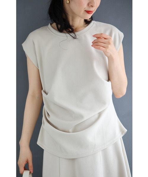 cawaii(カワイイ)の「アシンメトリーなドレープタックのカットソートップス(Tシャツ/カットソー・レディース・ネイビー/ホワイト/ベージュ・FREE)」の2枚目の写真