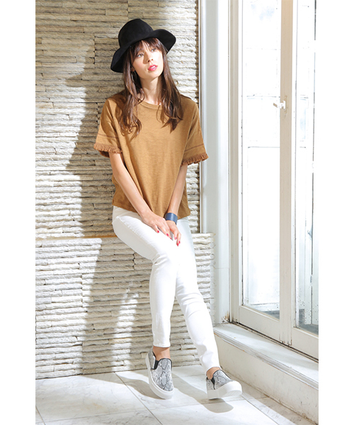 AZUL by moussy(アズールバイマウジー)の「スラブ天竺 フリンジスリーブ(Tシャツ/カットソー・レディース・キャメル/オフホワイト/トップグレー・MEDIUM/SMALL/LARGE)」の3枚目の写真