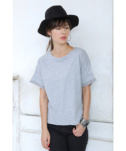 AZUL by moussy(アズールバイマウジー)の「スラブ天竺 フリンジスリーブ(Tシャツ/カットソー・レディース・キャメル/オフホワイト/トップグレー・MEDIUM/SMALL/LARGE)」の1枚目の写真