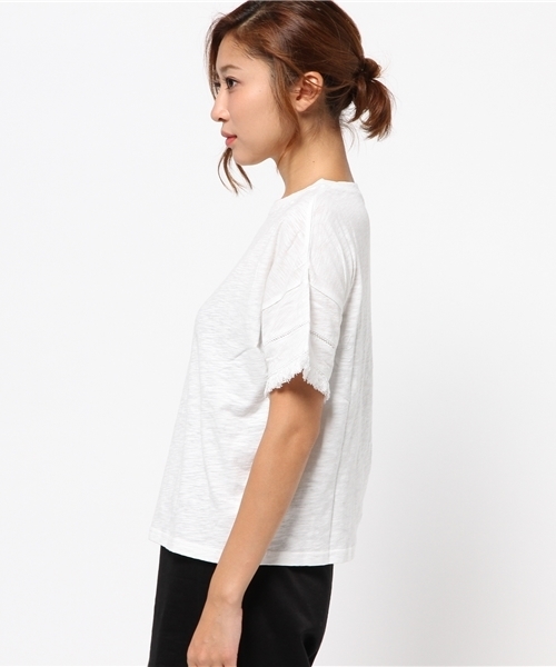 AZUL by moussy(アズールバイマウジー)の「スラブ天竺 フリンジスリーブ(Tシャツ/カットソー・レディース・キャメル/オフホワイト/トップグレー・MEDIUM/SMALL/LARGE)」の5枚目の写真