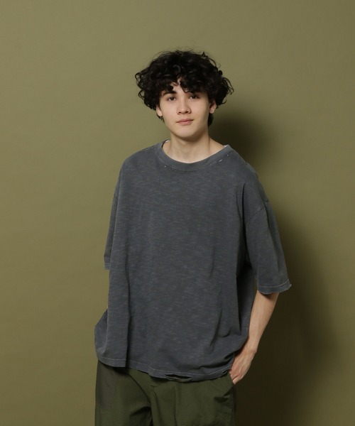 niko and...(ニコアンド)の「【NATOKii(ネイトゥーキー)】スラブダメージT(Tシャツ/カットソー・メンズ・ベージュ/スモーク・MEDIUM/LARGE)」の2枚目の写真
