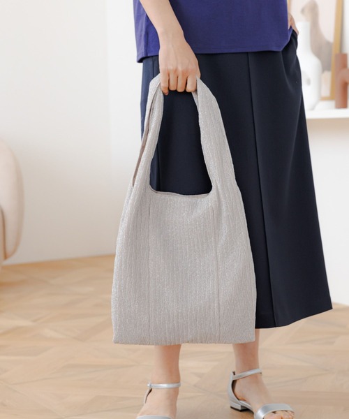 Elura（エルーラ）の「シャイニートートバッグ/113617（トートバッグ・レディース・シルバー/ブラック・ONE SIZE）」の2枚目の写真