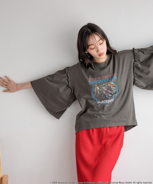 LOWRYS FARM(ローリーズファーム)の「SCORPIONSリメイクBANDソデフリルSS 115252(Tシャツ/カットソー・レディース・グレー/チャコールグレー・FREE)」の4枚目の写真