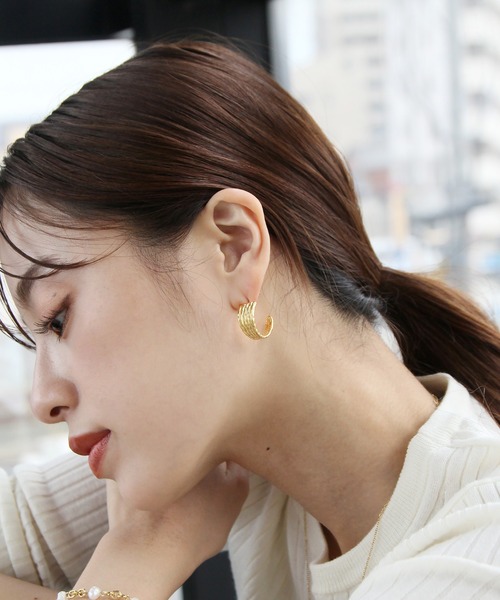 abaskdesign(アバスクデザイン)の「金属アレルギー対応 ゴールドラインフープステンレスピアス(ピアス(両耳用)・レディース・ゴールド・FREE)」の2枚目の写真