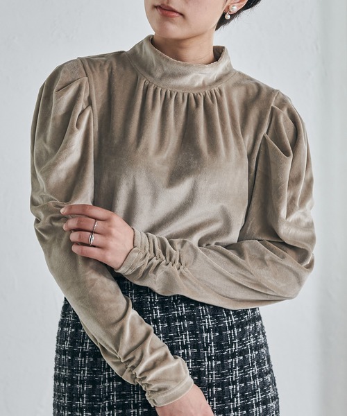 RANAN(ラナン)の「ベロアパワショルハイネックプルオーバー(Tシャツ/カットソー・レディース・ベージュ/ブラック/グリーン・L/M/LL)」の1枚目の写真