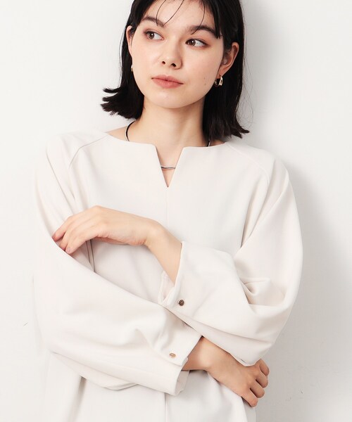 OPAQUE.CLIP（オペークドットクリップ）の「◆UV 袖口金ボタンキーネックトップス【吸水速乾/洗濯機洗い可】（Tシャツ/カットソー・レディース・オフホワイト/ベージュ/ネイビー/ブラック・40/38/36/42）」の15枚目の写真