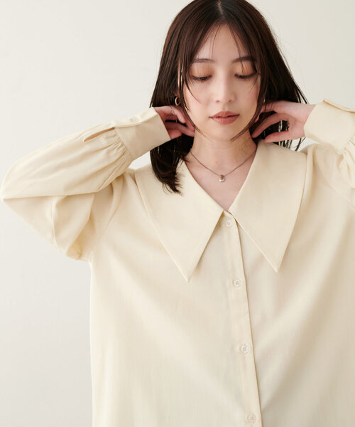 natural couture(ナチュラルクチュール)の「【WEB限定】BIG衿シャツブラウス(シャツ/ブラウス・レディース・グレイッシュベージュ/ブラック/オフホワイト/ブルー・FREE)」の5枚目の写真