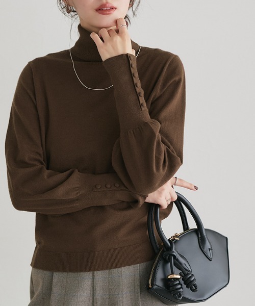 Pierrot（ピエロ）の「タートルネッククルミボタン袖ボリュームニット（ニット/セーター・レディース・ライトピンク/グレイッシュベージュ/ブラック/グリーン/ブルー系その他/チャコール/オフホワイト/ブルーグリーン/ブラウン/杢グレー・L/M）」の6枚目の写真