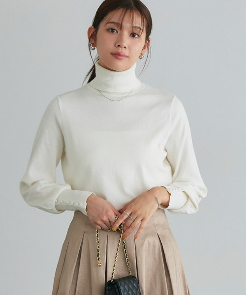 Pierrot（ピエロ）の「タートルネッククルミボタン袖ボリュームニット（ニット/セーター・レディース・ライトピンク/グレイッシュベージュ/ブラック/グリーン/ブルー系その他/チャコール/オフホワイト/ブルーグリーン/ブラウン/杢グレー・L/M）」の2枚目の写真