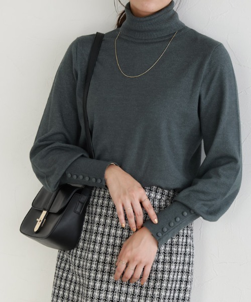 Pierrot（ピエロ）の「タートルネッククルミボタン袖ボリュームニット（ニット/セーター・レディース・ライトピンク/グレイッシュベージュ/ブラック/グリーン/ブルー系その他/チャコール/オフホワイト/ブルーグリーン/ブラウン/杢グレー・L/M）」の5枚目の写真