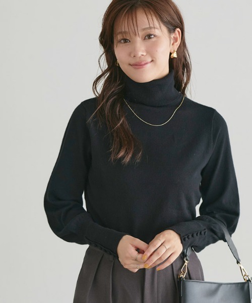 Pierrot（ピエロ）の「タートルネッククルミボタン袖ボリュームニット（ニット/セーター・レディース・ライトピンク/グレイッシュベージュ/ブラック/グリーン/ブルー系その他/チャコール/オフホワイト/ブルーグリーン/ブラウン/杢グレー・L/M）」の3枚目の写真