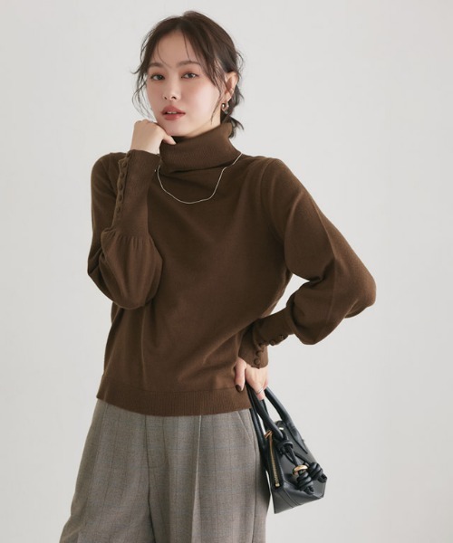 Pierrot（ピエロ）の「タートルネッククルミボタン袖ボリュームニット（ニット/セーター・レディース・ライトピンク/グレイッシュベージュ/ブラック/グリーン/ブルー系その他/チャコール/オフホワイト/ブルーグリーン/ブラウン/杢グレー・L/M）」の22枚目の写真