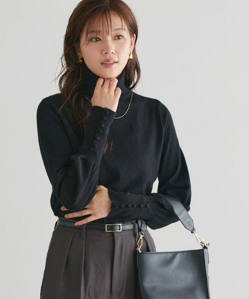 Pierrot（ピエロ）の「タートルネッククルミボタン袖ボリュームニット（ニット/セーター・レディース・ライトピンク/グレイッシュベージュ/ブラック/グリーン/ブルー系その他/チャコール/オフホワイト/ブルーグリーン/ブラウン/杢グレー・L/M）」の12枚目の写真