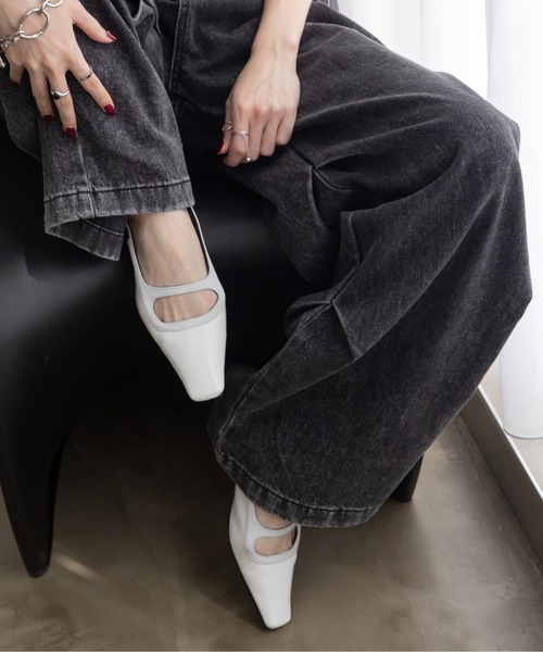 VACANCY(ヴァカンシー)の「トゥキャップストラップミュール(パンプス・レディース・ブラック/ホワイト・LARGE/MEDIUM)」の1枚目の写真