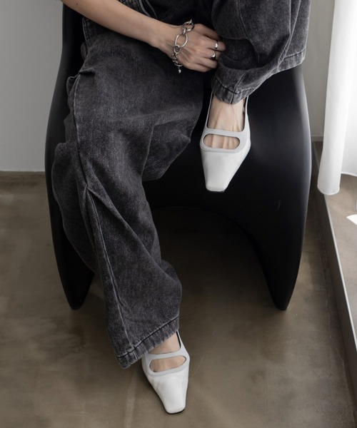 VACANCY(ヴァカンシー)の「トゥキャップストラップミュール(パンプス・レディース・ブラック/ホワイト・LARGE/MEDIUM)」の5枚目の写真
