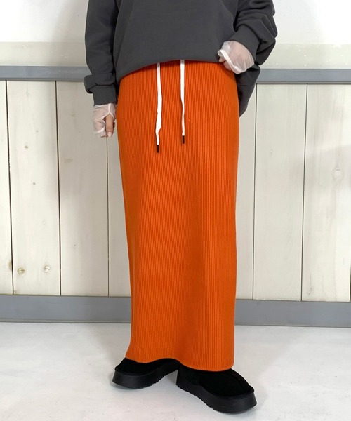 CRB（シーアールビー）の「リブIラインロングスカート（スカート・レディース・チャコール/オレンジ/ベージュ/レッド/アイボリー/ブラック/ブルー/オレンジ系その他/ピンク/ライム/グリーン・F）」の11枚目の写真