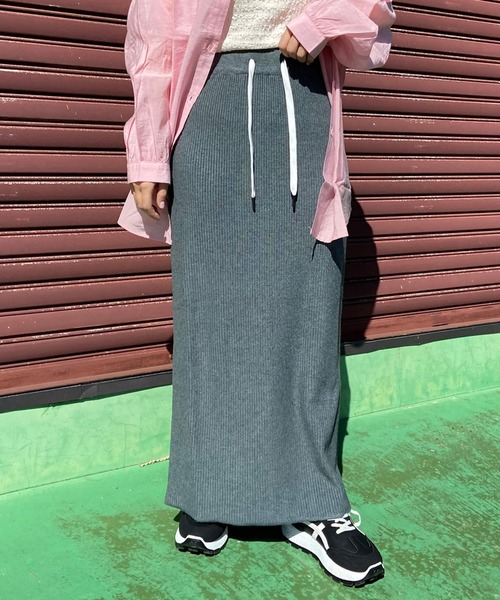 CRB（シーアールビー）の「リブIラインロングスカート（スカート・レディース・チャコール/オレンジ/ベージュ/レッド/アイボリー/ブラック/ブルー/オレンジ系その他/ピンク/ライム/グリーン・F）」の3枚目の写真