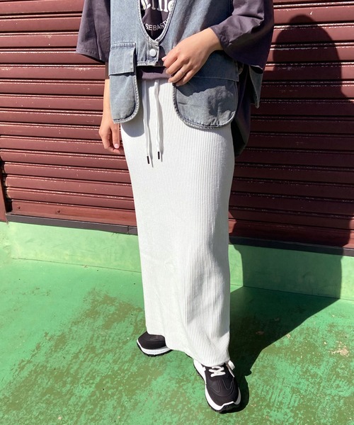 CRB（シーアールビー）の「リブIラインロングスカート（スカート・レディース・チャコール/オレンジ/ベージュ/レッド/アイボリー/ブラック/ブルー/オレンジ系その他/ピンク/ライム/グリーン・F）」の2枚目の写真