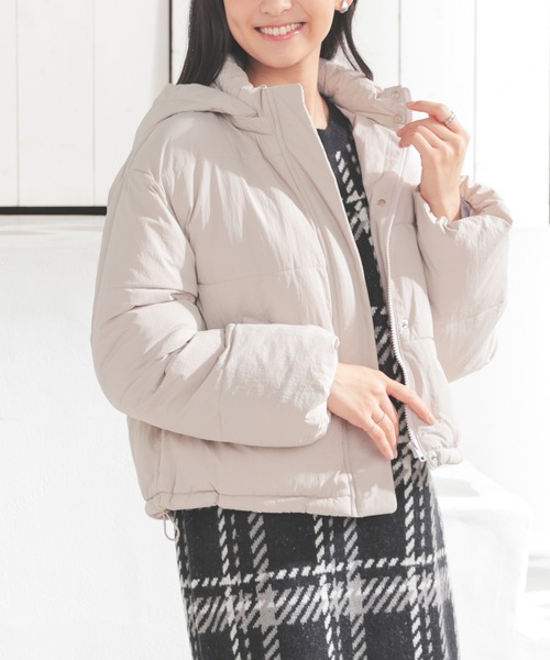 Honeys（ハニーズ）の「【非フッ素撥水加工】ファイバーダウンブルゾン（ダウンジャケット/コート・レディース・ブラック/チャコール/ベージュ/ホワイト/ピンク・S/M/L/LL）」の4枚目の写真